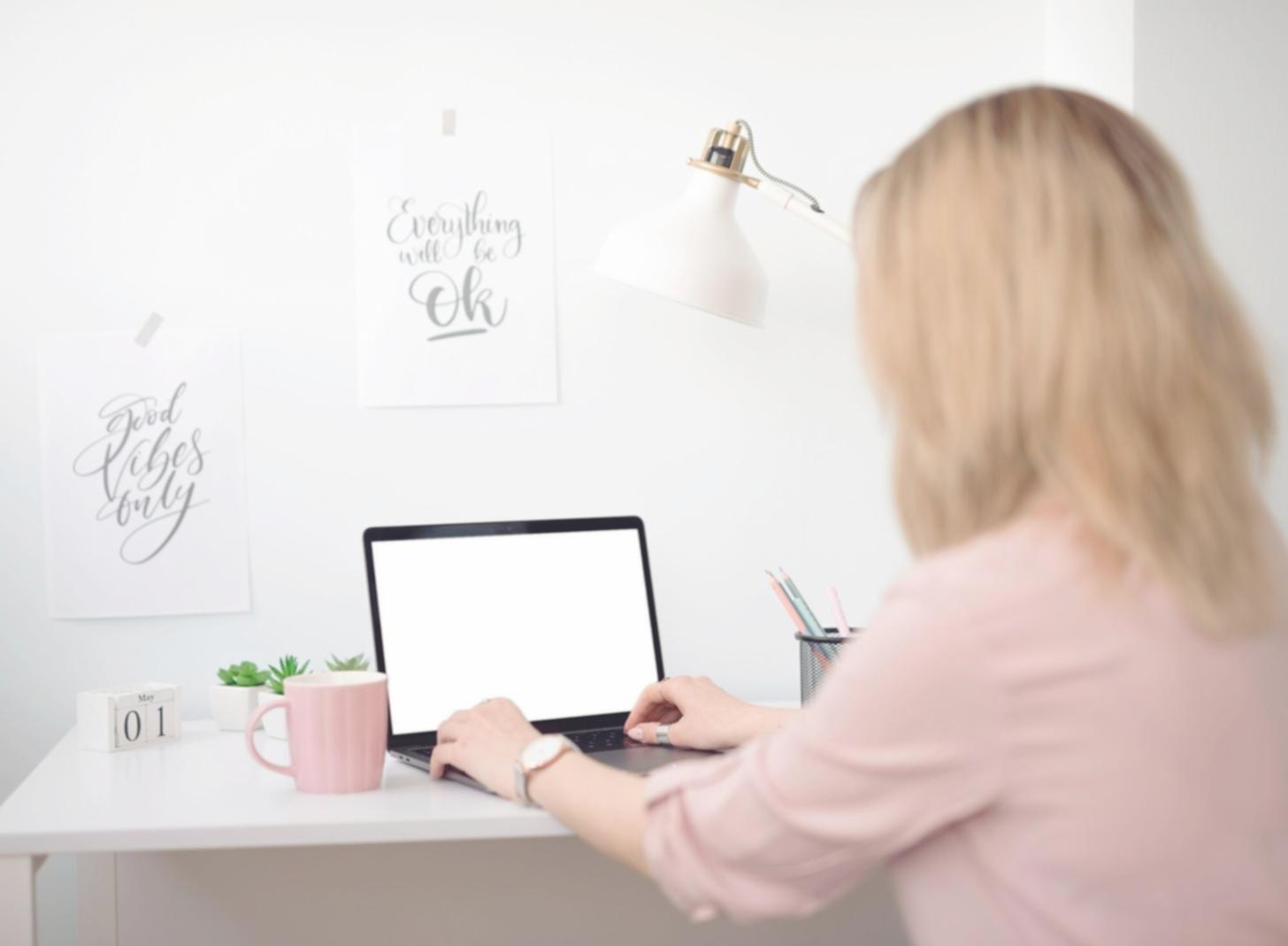 Nahaufnahme von Finanzdiagrammen und handschriftlichen Notizen