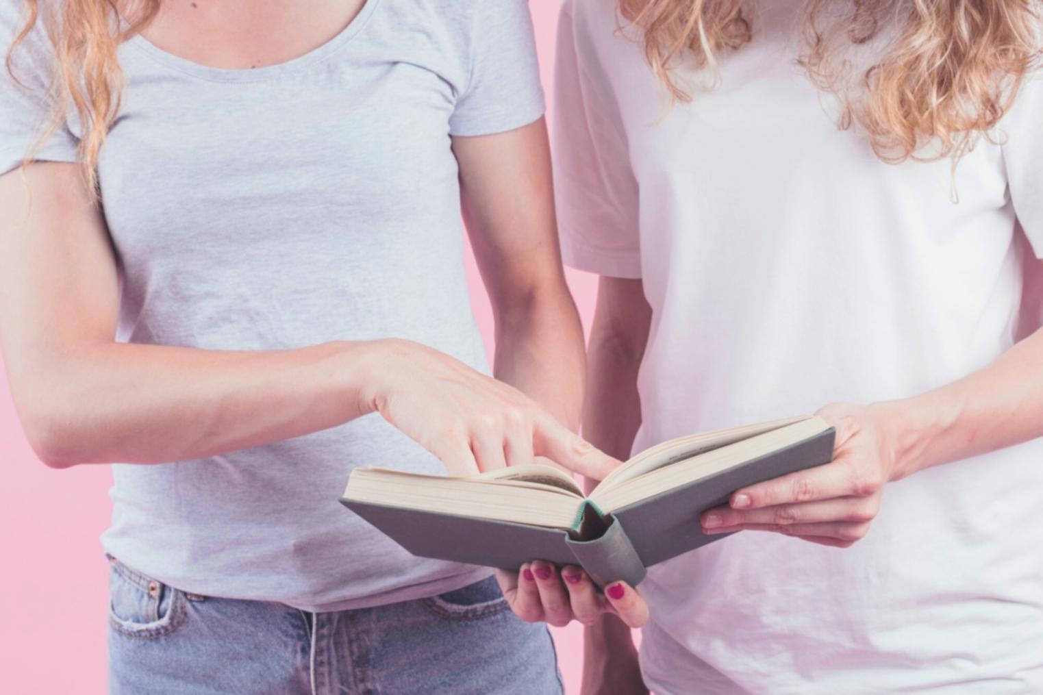 Teilnehmer analysieren Finanztrends an modernen Workstations