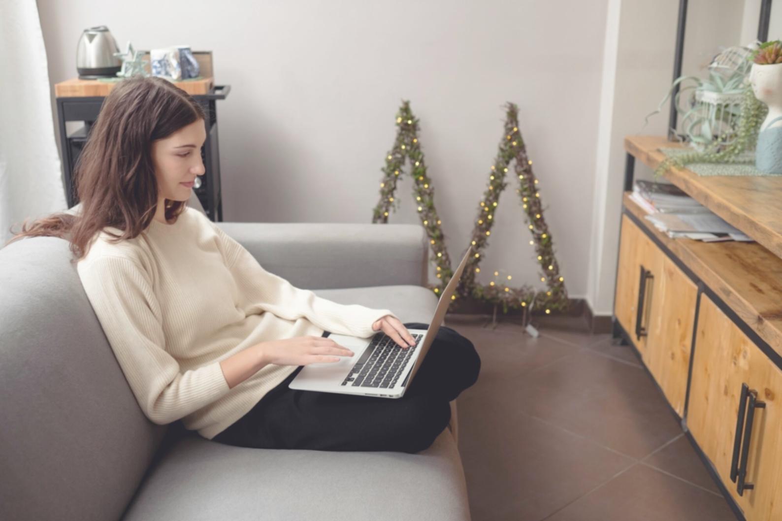 Studierende analysieren Finanztrends und Marktdaten am Laptop